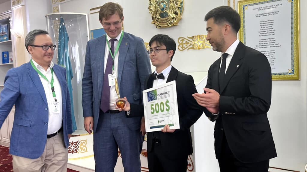 Казахстанец выиграл пожизненные выплаты в $500 за свой роман/ Фото: Жуман Кииков